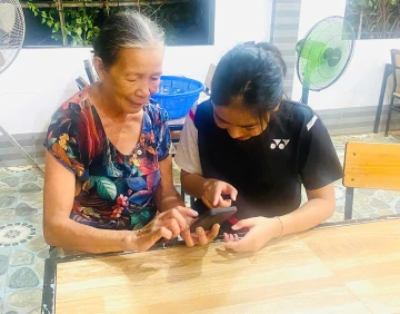 Người cao tuổi nỗ lực bắt nhịp chuyển đổi số